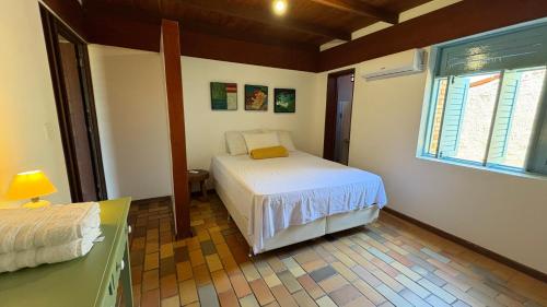 En eller flere senge i et værelse på Casa de Veraneio Beira Mar com 5 quartos