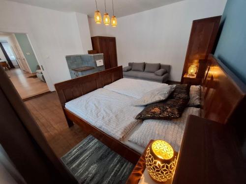 Een bed of bedden in een kamer bij Chata pod vŕškami Važca