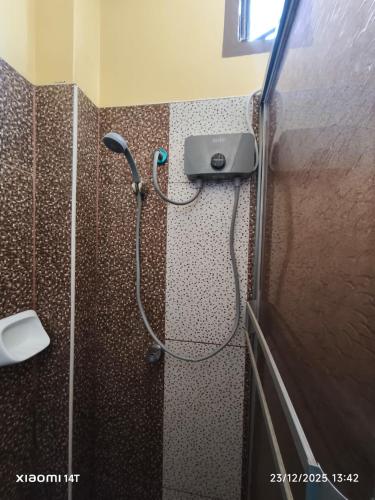 a shower in a bathroom with a shower head at Departamento Moderno y Acogedor con aire acondicionado in Tumbes