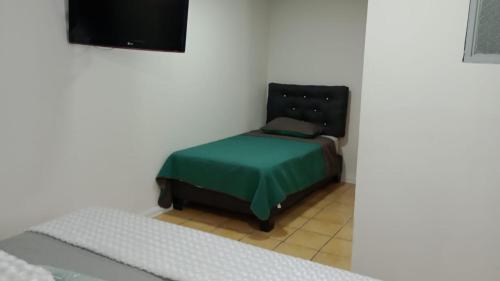 een kleine stoel in een kamer met een tv bij Hotel Gayra in Antofagasta