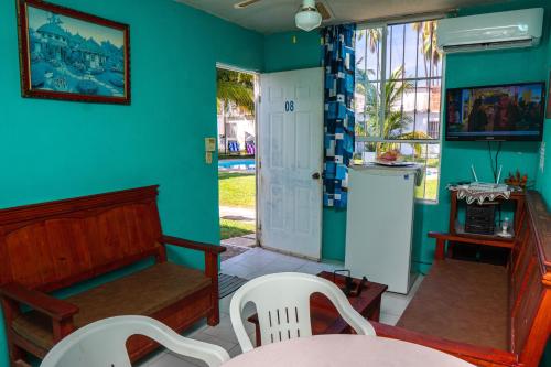 een woonkamer met een tafel en stoelen en een deur bij Comfortable and quiet with a pool in Barrio Nuevo