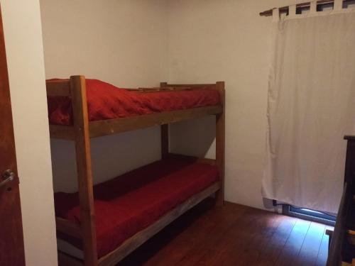 Camera con 2 Letti a Castello con Lenzuola Rosse di Lo de la Abu a Villa Las Rosas