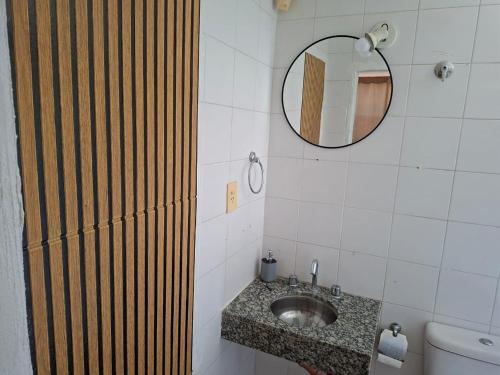 un bagno con lavandino e specchio di La mary a Villa Gesell