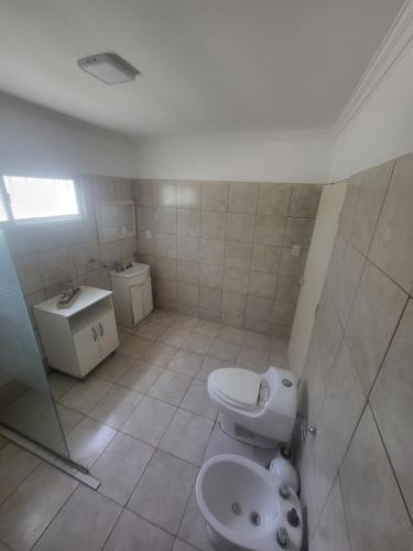 ein Badezimmer mit Toilette und Waschbecken in der Unterkunft Lamorit in Almafuerte