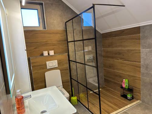 Et badeværelse på Villa Sunshine Brezovicë