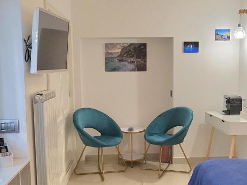 two chairs and a table in a room at L'Agrumeto in Anacapri