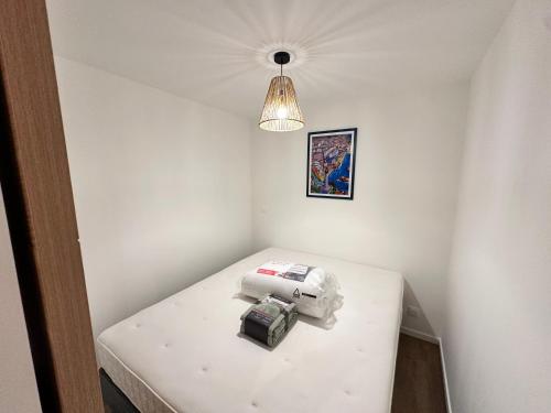 een kamer met een tafel waarop twee camera's staan bij Ocean et Golf in Anglet