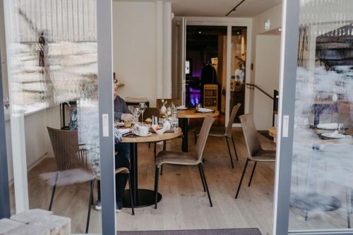 Een restaurant of ander eetgelegenheid bij Mesnerhaus & Gourmetrestaurant Mesnerhaus mit 4 Hauben