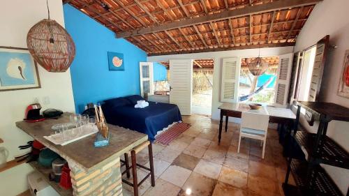 een woonkamer met een bank en een tafel bij Chalé Taiba in São Gonçalo do Amarante