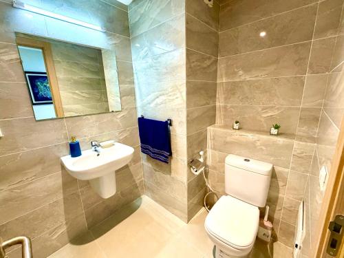 a bathroom with a white toilet and a sink at Appartement avec vue sur parc et Wifi 100 Mo illimité ! in Fez