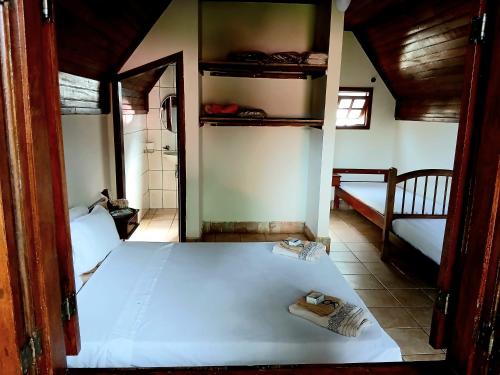 ein Schlafzimmer mit zwei Betten in einem Zimmer in der Unterkunft Sítio Eventos Nossa Senhora Aparecida in São Joaquim de Bicas