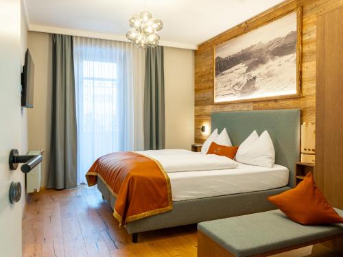 Postel nebo postele na pokoji v ubytování GRETI - wie dahoam, nur feiner - Alpine Boutique Hotel mit Alpentherme Eintritt, reichhaltigem Frühstück, Sauna