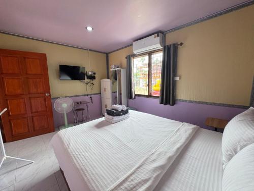 a hospital room with a bed and a window at Serenity House 4D in Ban Ko Khwan