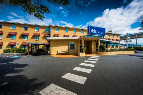 a hotel with a sign that says us sleep at ibis Budget Brisbane Airport in Brisbane