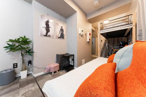 SHINBASHI Station A major hub station ideal for Tokyo sightseeing Numerous restaurants and eateries surround the station Enjoy your stay on the top floor of the building without worrying about noise Elevator available