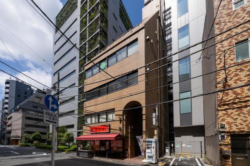 SHINBASHI Station A major hub station ideal for Tokyo sightseeing Numerous restaurants and eateries surround the station Enjoy your stay on the top floor of the building without worrying about noise Elevator available