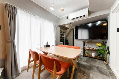 SHINBASHI Station A major hub station ideal for Tokyo sightseeing Numerous restaurants and eateries surround the station Enjoy your stay on the top floor of the building without worrying about noise Elevator available