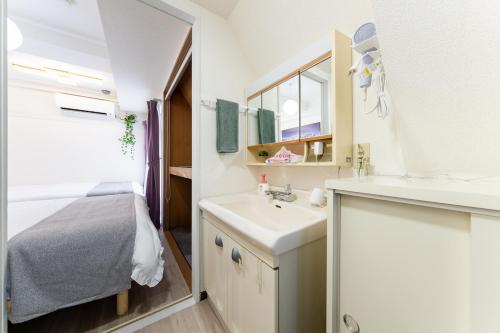 SHINBASHI Station A major hub station ideal for Tokyo sightseeing Numerous restaurants and eateries surround the station Enjoy your stay on the top floor of the building without worrying about noise Elevator available