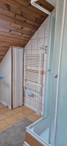 een badkamer met een bad in een kamer bij Skiprivat in Ružomberok