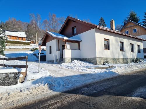Prázdninový dům u Špičáku v zimě