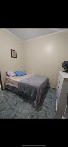 a bedroom with a bed in a white wall at Casa com 3 quarto mobiliada in Manaus