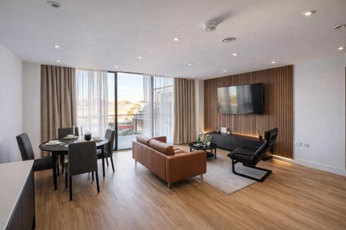 TV a/nebo společenská místnost v ubytování Luxury 2-Bed Penthouse ,Reef Manor,Walk to Beach