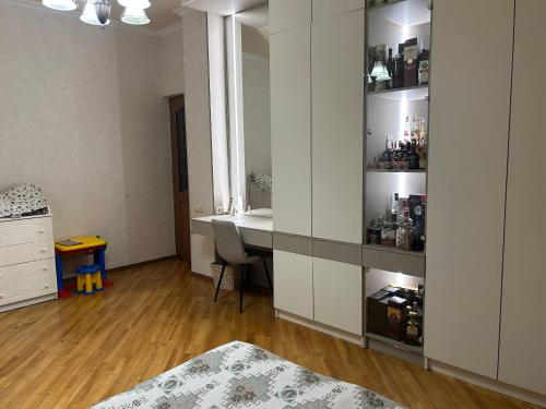 een kamer met een bureau en een tafel met een stoel bij Villa in Nork in Jerevan