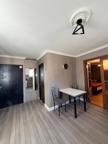 een eetkamer met een tafel en stoelen bij Apartment Once in Kazbegi in Kazbegi