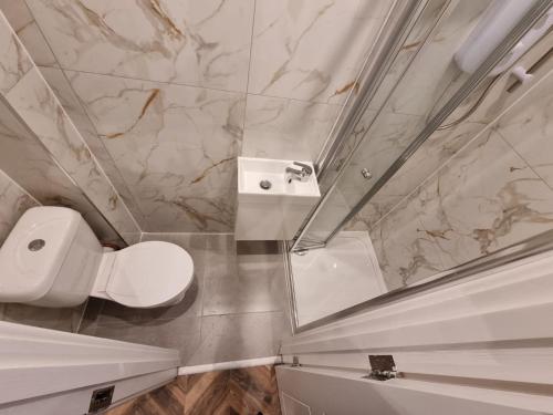 Koupelna v ubytování 137 New Stylish Studio Richmond 30mins to Central London