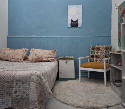 een slaapkamer met een bed en een kat aan de muur bij Don POncho in Valparaíso