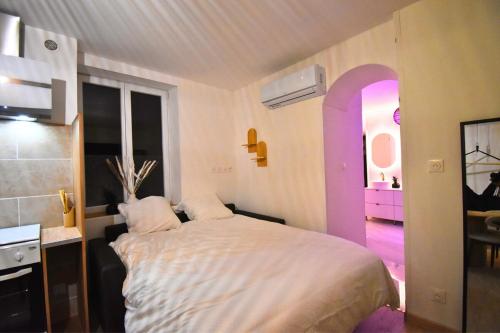 Postel nebo postele na pokoji v ubytování Le Sanctuaire Hirson, Spa Privatif, Sauna