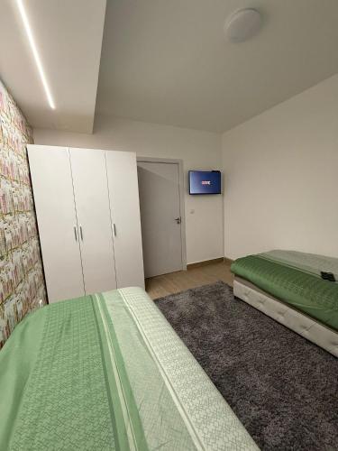 ObrenovacHil Obrenovac的一间卧室，配有两张床和一台平板电视