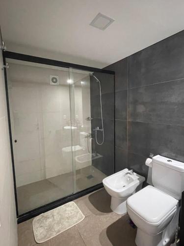 a bathroom with a glass shower and a toilet at Hermoso apartamento en Buceo! in Montevideo