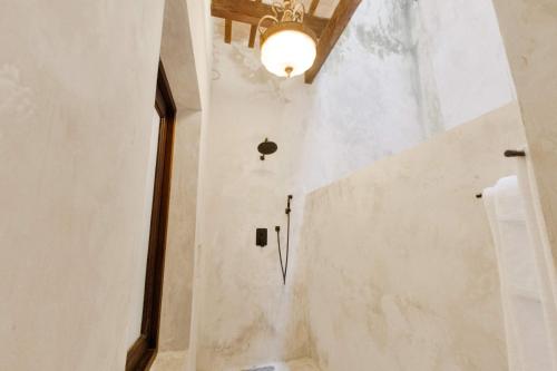 un couloir avec une lumière au mur et un plafond dans l'établissement Casa Lucienne, à San Juan