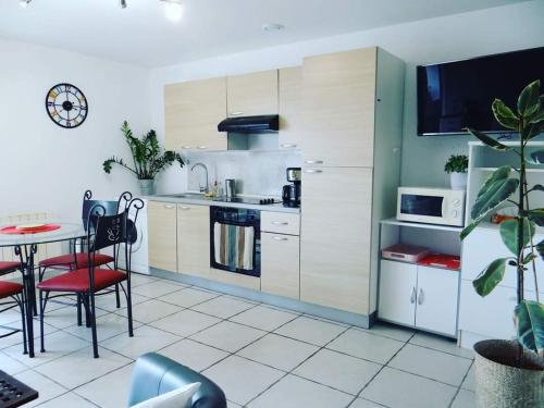 eine Küche mit Tisch und Herd Oberer Backofen in der Unterkunft Le Four à Pains in Dole