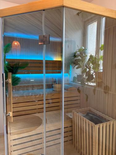 een lege sauna met een bad in een kamer bij Sauna en bord de rivière in Morez