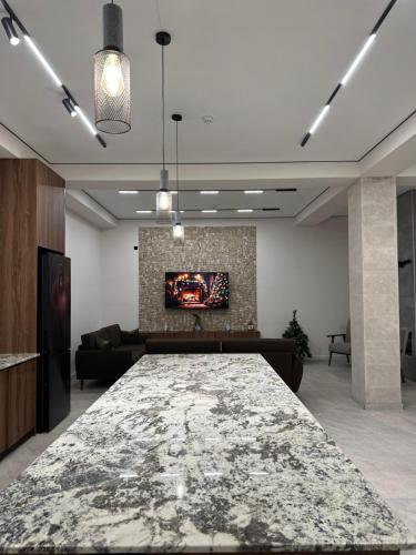 una grande sala conferenze con un grande tavolo di marmo di Kenac Lerner Dilijan a Dilijan