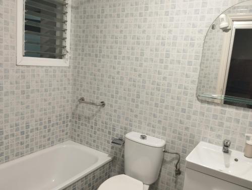 une salle de bain avec des toilettes blanches et un lavabo dans l'établissement Mar y Sol I Candelaria, à Punta Larga