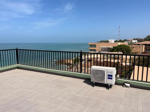 a microwave sitting on a balcony overlooking the ocean at Villa Regia in Poponguine