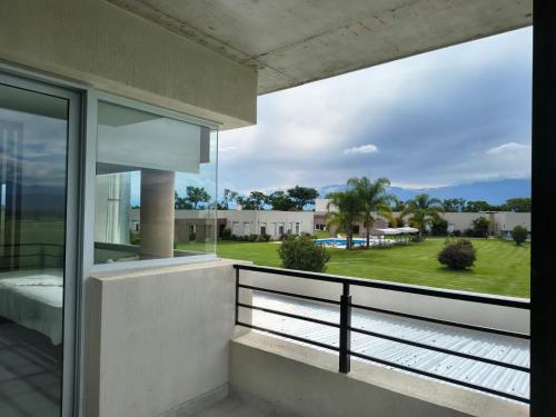 een uitzicht vanaf het balkon van een huis bij LS Apart Hotel in Martin Miguel de Güemes International Airport