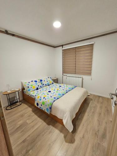 ein Schlafzimmer mit einem Bett und einem Fenster in der Unterkunft Casa bianca Pale in Pale