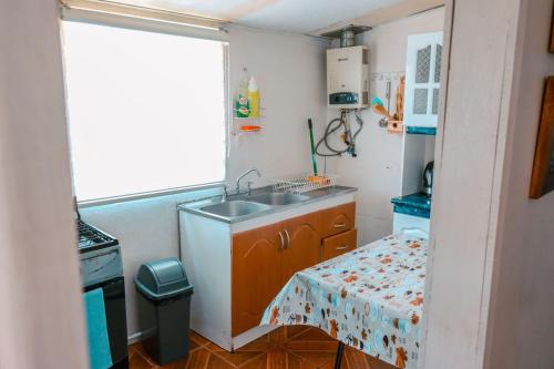 una piccola cucina con un lavello e un tavolo di Cabañas del Río Bueno a Río Bueno
