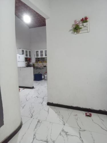 a room with white marble floors and a white wall at Rhanna dunas in Barreirinhas