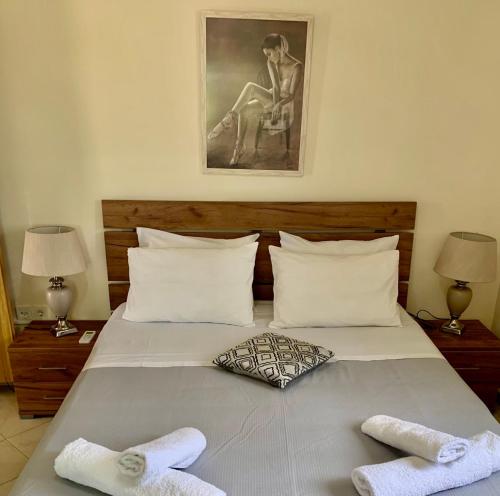 une chambre avec un lit avec deux serviettes dessus dans l'établissement vasiliki's Apartments, à Dhímitra