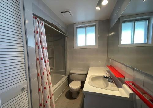 ein Badezimmer mit Toilette, Waschbecken und Dusche in der Unterkunft Résidence J'aime in Laval