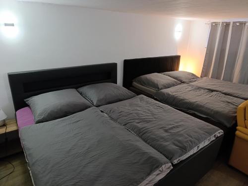 Foto 100 qm Apartment,WLAN, TV free Parking,24 h check-in, ,full kitchen,Untergeschoss ,3 Schlafzimmer -Wohnzimmer integriert 1