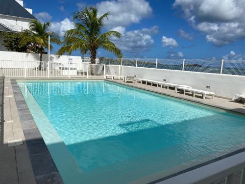 una grande piscina sul lato di un edificio di Beachfront apartment a Marigot