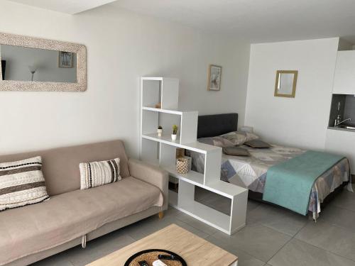 un soggiorno con un letto e un divano di Beachfront apartment a Marigot