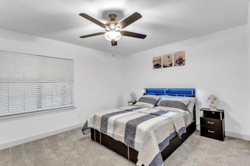 een slaapkamer met een bed en een plafondventilator bij Horizon Retreat -Rockwall-Heath, TX in Rockwall