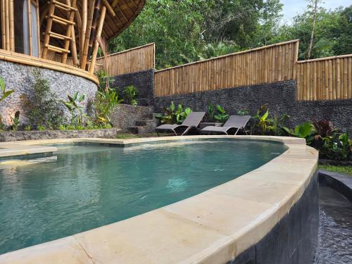 Swimmingpoolen hos eller tæt på Sunrise hill bamboo house